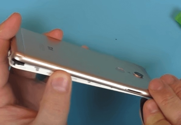 kak-otkryt-kryshku-xiaomi-redmi-5-3.jpg