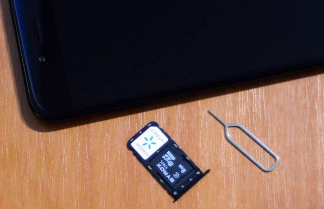 kak-ustanovit-kartu-pamyati-v-xiaomi-mi-a1.jpg