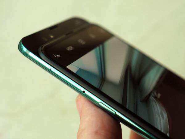 146129-phones-review-hands-on-xiaomi-mi-mix-3-review-slider-image1-5fejsqmnwx.jpg