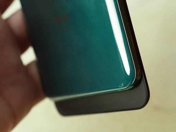 146129-phones-review-hands-on-xiaomi-mi-mix-3-review-slider-image4-dfawham8m5.jpg