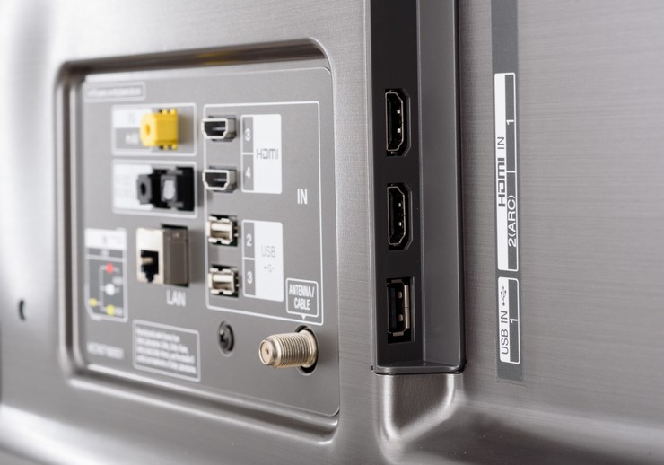 Наличие порта с надписью «USB service only»
