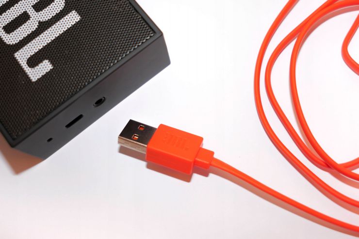 Как понять, что колонка JBL зарядилась